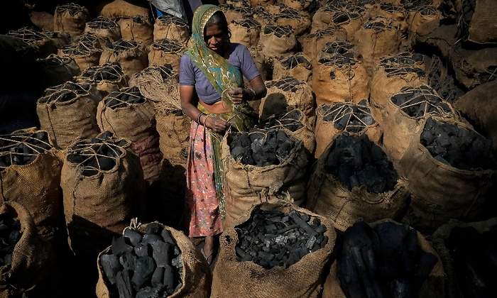 india-carbon-industria-mujer-alamy.jpg