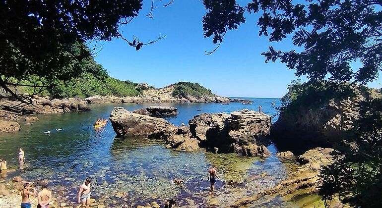 Cala escondida y rocosa en Gipuzkoa