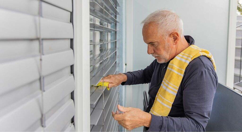 Cómo quitar el polvo de rodapiés y ventanas utilizando solo un producto que seguro tienes por casa