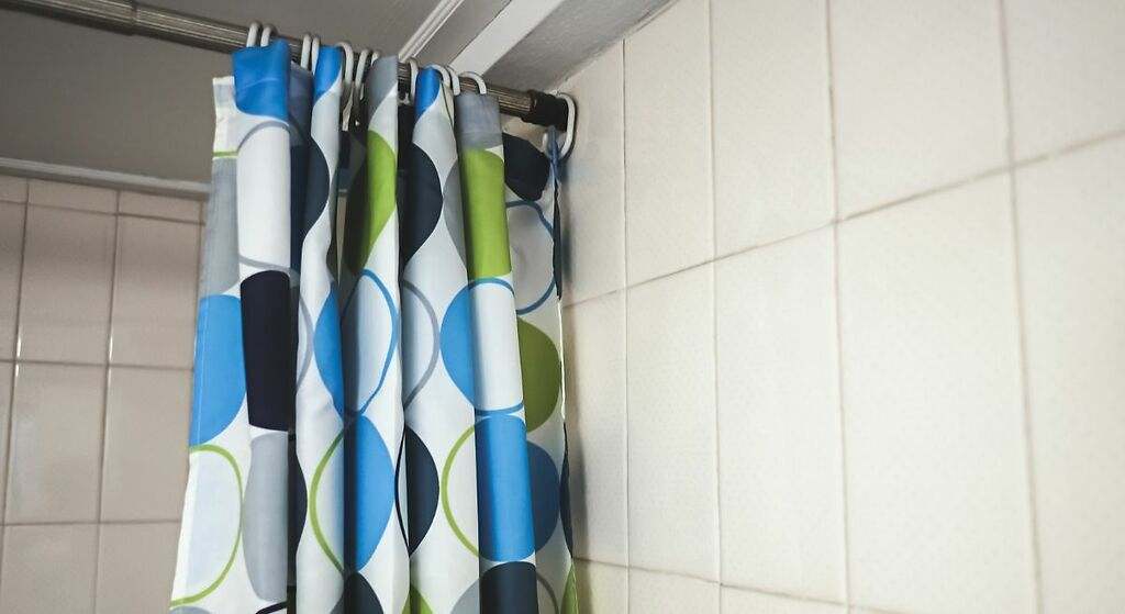 Renovar los rieles y las cortinas de la ducha