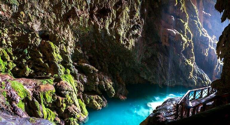 Gruta de aguas turquesa en el Monasterio de Piedra hay un paseo con valla de madera