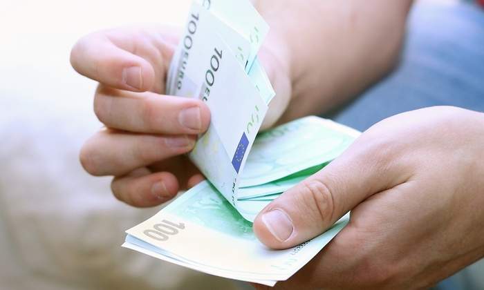 persona-cuenta-billetes-100-euros-dreamstime.jpg
