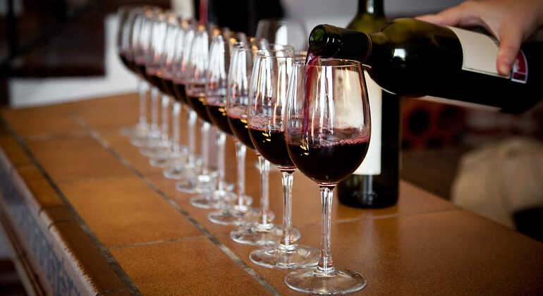 Sirviendo vino en copas