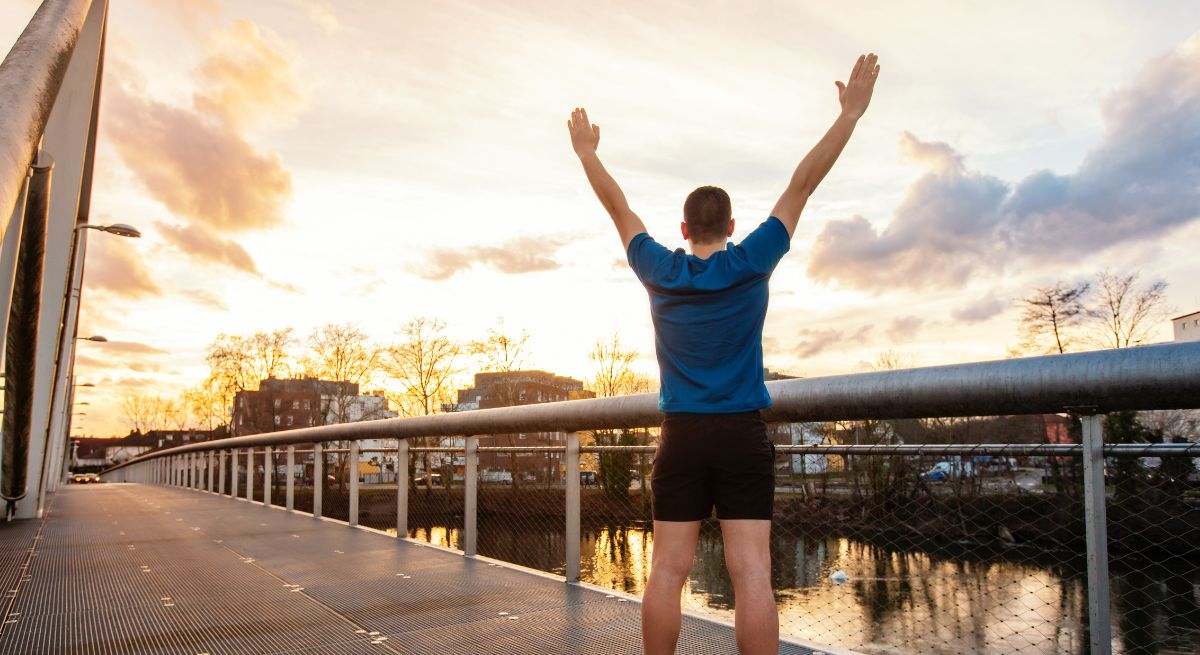 Ni hacer pesas ni correr: el ejercicio que entrena todos los músculos en media hora y ayuda a alcanzar los 10.000 pasos diarios