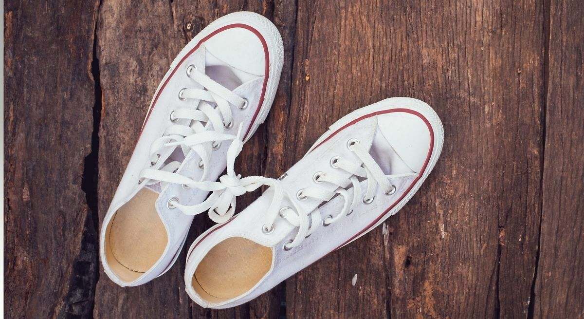 Cómo limpiar tus zapatillas blancas para que queden como nuevas sin meterlas a la lavadora