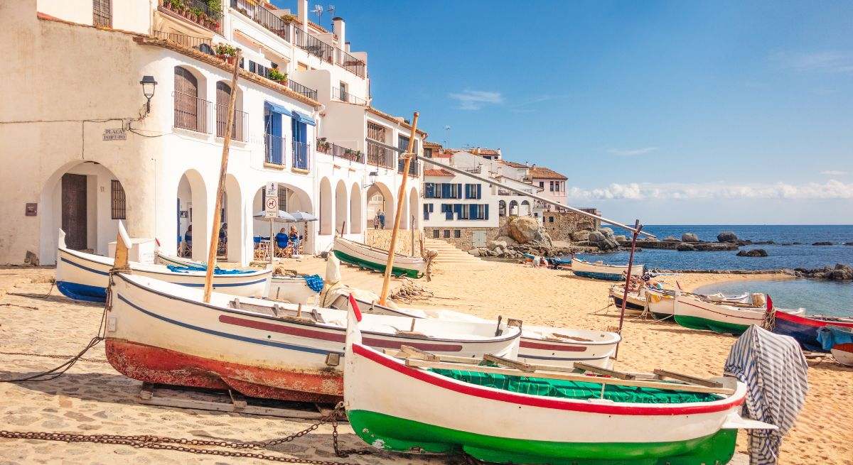 El pueblo marinero más bonito para viajar en agosto está en la Costa Brava: calas impresionantes y un jardín botánico escondido