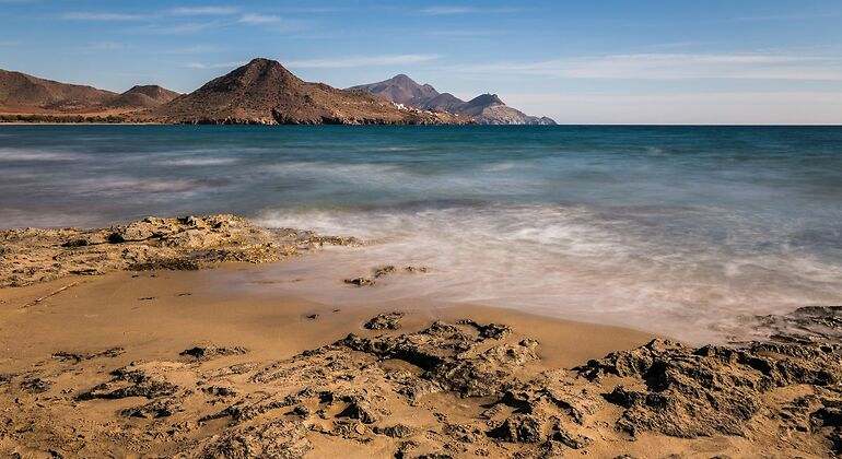 Playa con arenas oscuras en la zona de costa de Almería