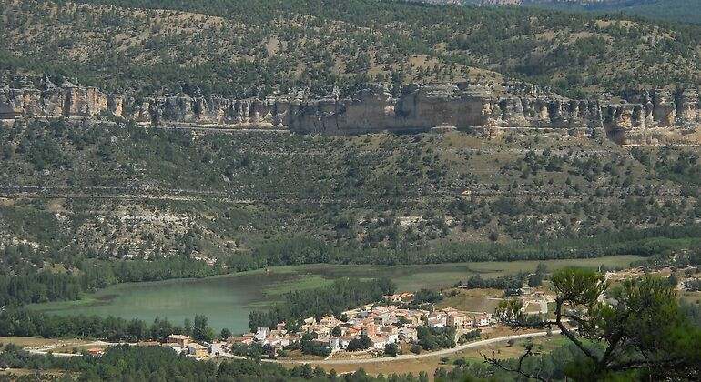 Pueblo de cuenca cerca del lago uña