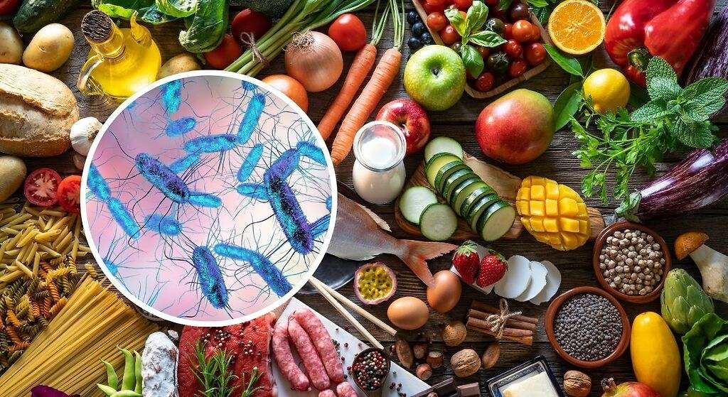 Estos son los alimentos que podrían provocarte náuseas, fiebre y dolor de cabeza este verano