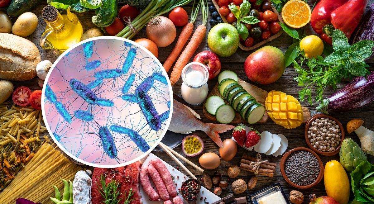 Estos son los alimentos que podrían provocarte náuseas, fiebre y dolor de cabeza este verano