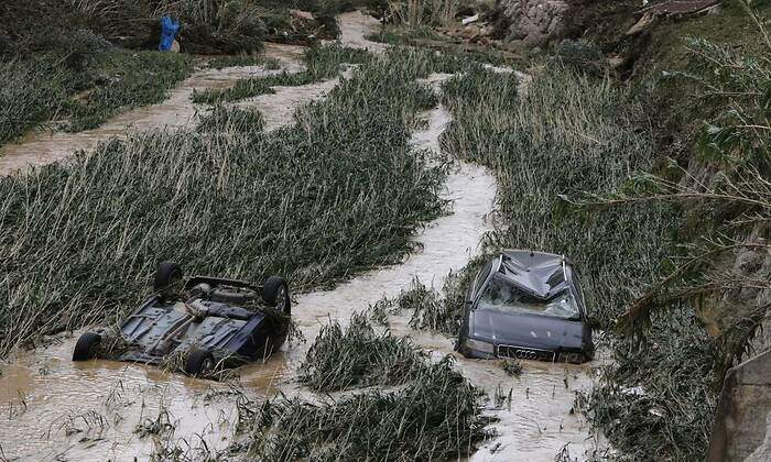 EuropaPress_2259639_dos_coches_danados_arrastrados_corriente_agua_graves_inundaciones_tafalla-1.jpg