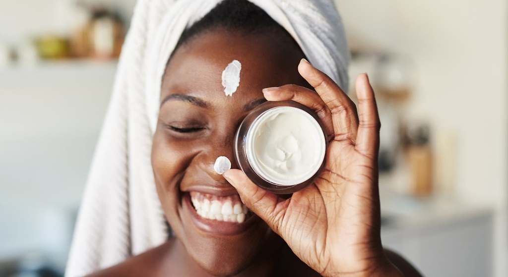 Mezclar crema Nivea con este ingrediente mejora la circulación y rejuvenece el rostro