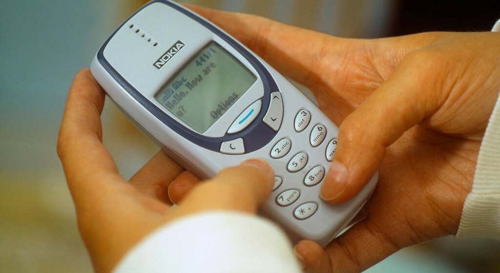Si tienes alguno de estos "patatófonos" o móviles tontos por casa no los tires: se están vendiendo por miles de euros