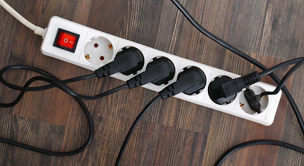 La advertencia de un electricista profesional: "Nunca debes enchufar estos siete aparatos a alargadores"