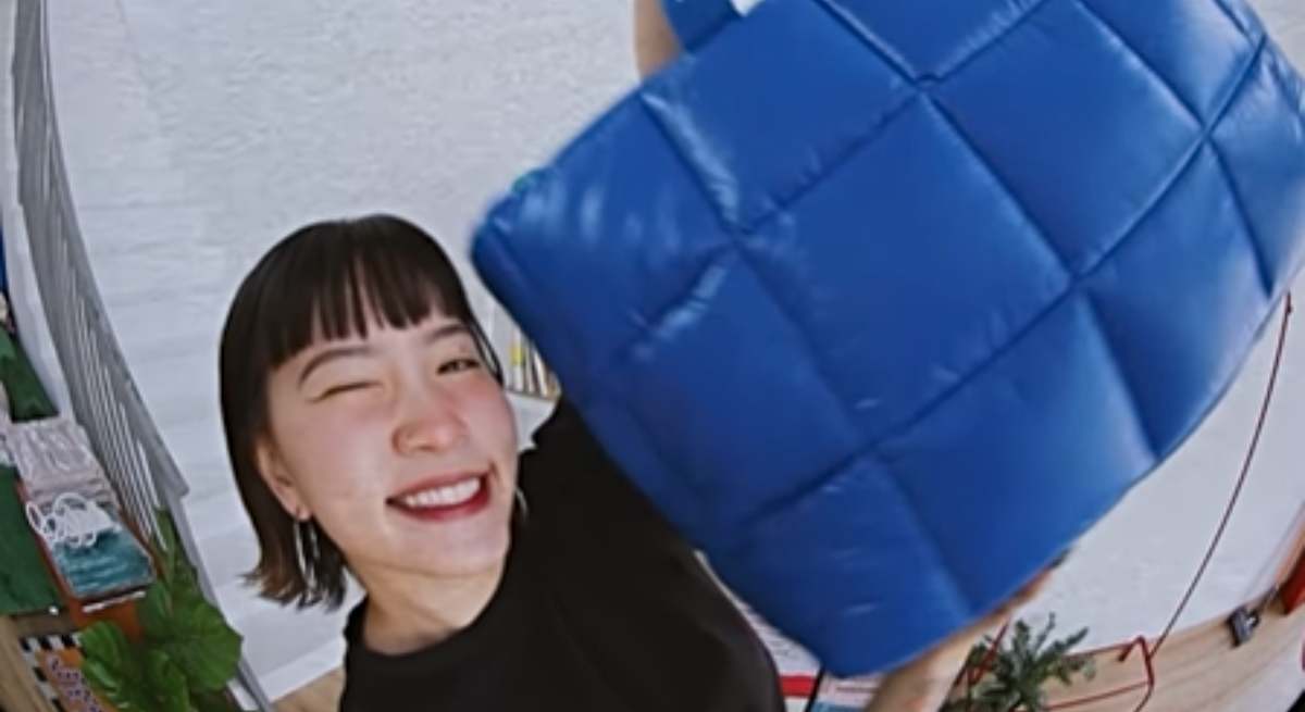 La clasica bolsa azul de Ikea ahora es tambien una almohada para poder descansar en cualquier sitio