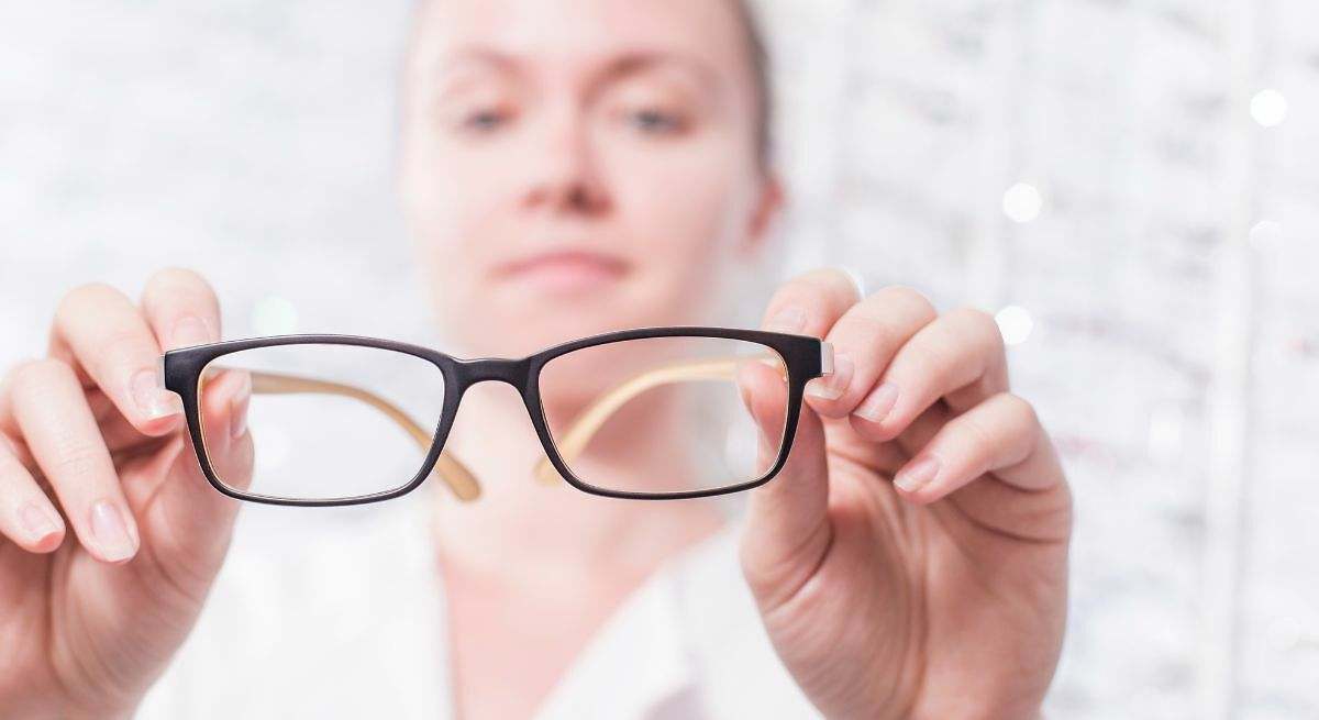 Adiós a los rayones en los cristales de las gafas: cómo eliminarlos con solo dos ingredientes de cocina