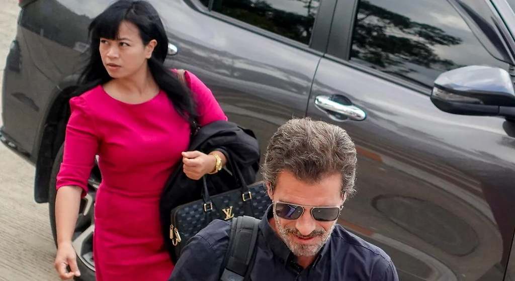 El autor pone en el foco a Alice, a quien acusa de ser un "personaje turbio" que chantajeó a los Sancho