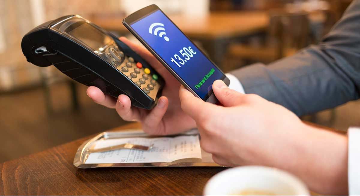 El pago con el móvil alcanza la mayoría absoluta en España