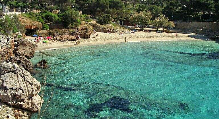 cala paradisiaca con aguas turquesas entre dos acanatilados