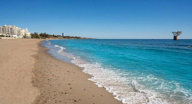 Playa de arena con cantos rodados y aguas azul turquesa
