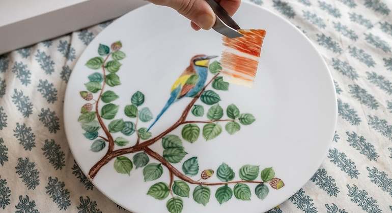 Plato decorado con una loncha de jamón