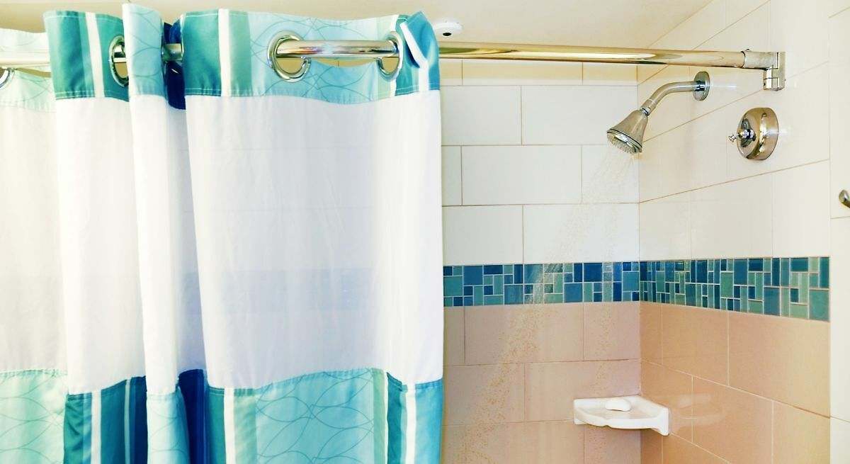 Adiós a las cortinas tradicionales: esta es la alternativa para decorar tu baño en 2025
