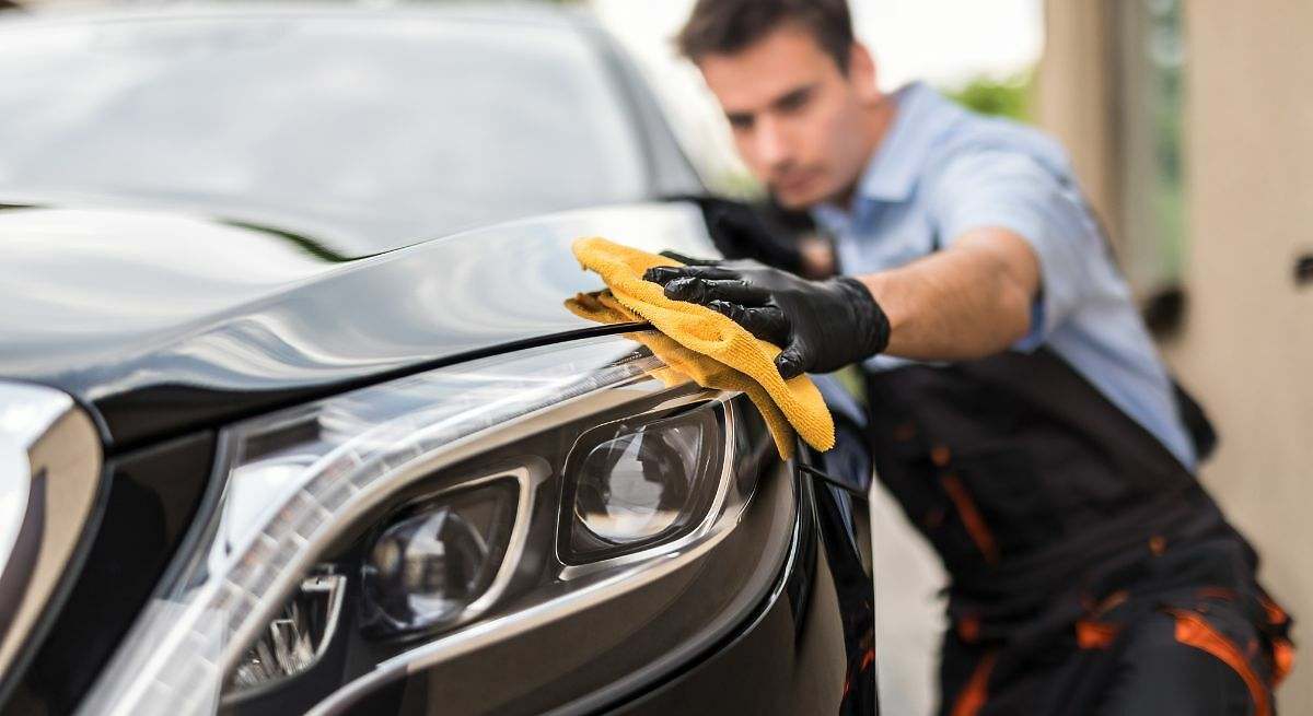 Ni pegatinas ni rayones en los coches: el truco infalible de una exvendedora para que "queden como nuevos"
