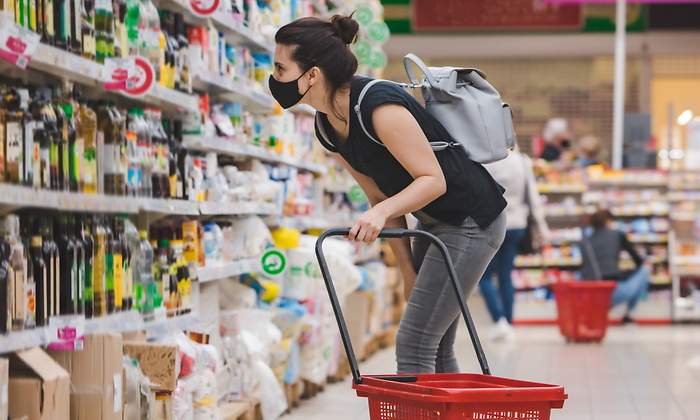 mujer-compra-cesta-istock.jpg