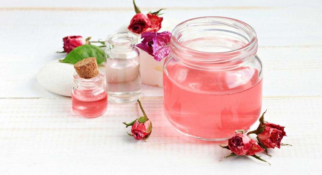 Cómo hacer agua de rosas: el líquido que reduce las ojeras, alivia el dolor de cabeza y previene la caída de cabello