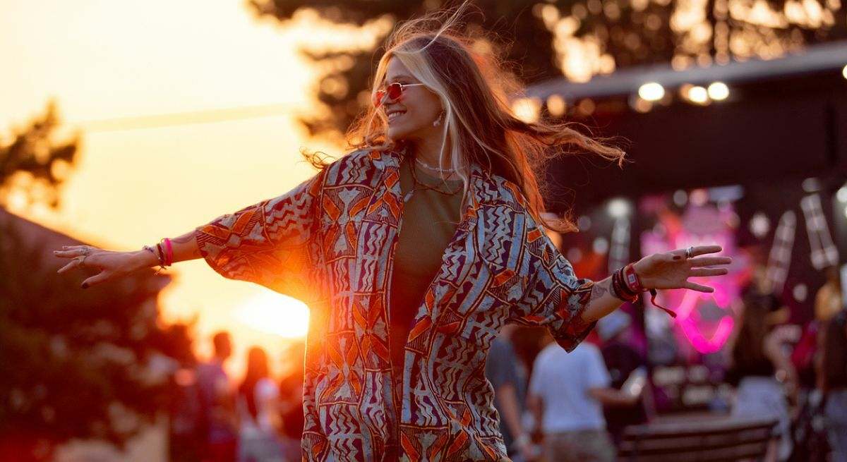 Cómo llevar el pelo en festivales: peinados fáciles con trenzas, coletas y ondas naturales