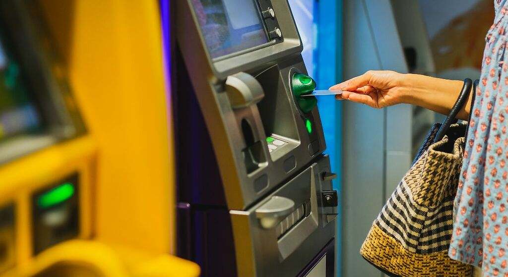 El peligro oculto de sacar dinero en el cajero: qué es el skimming y cómo puedes evitar que clonen tu tarjeta