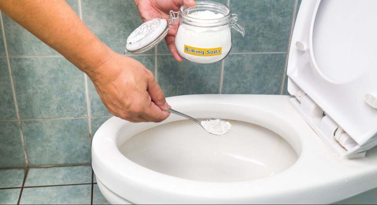 Por qué hay que echar sal, bicarbonato y aceite al inodoro y para qué sirve