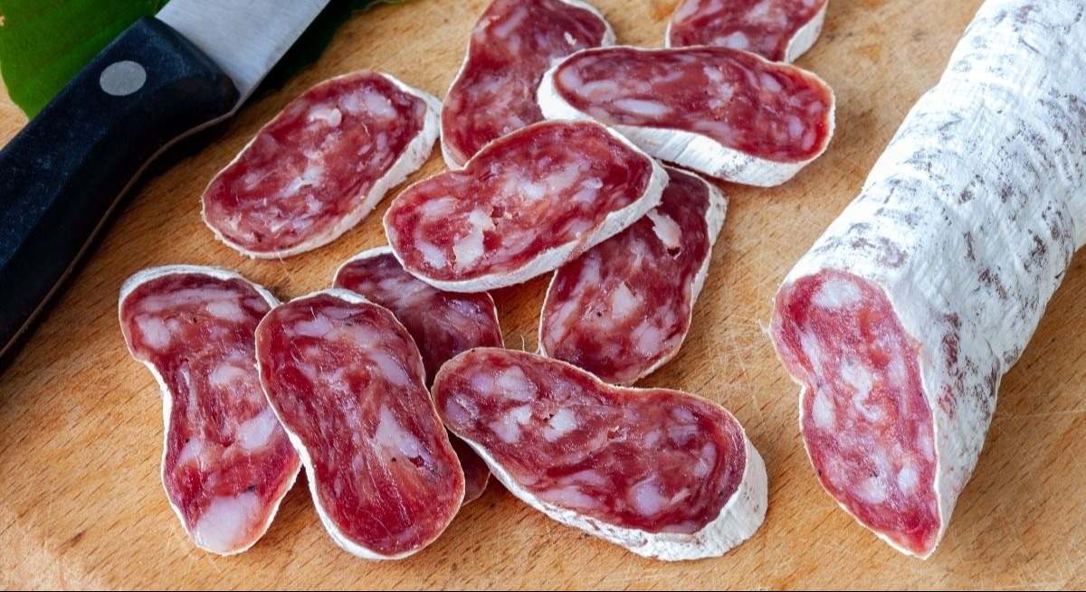 Alerta alimentaria en España: detectan la presencia de Salmonella en dos marcas de fuet loncheado