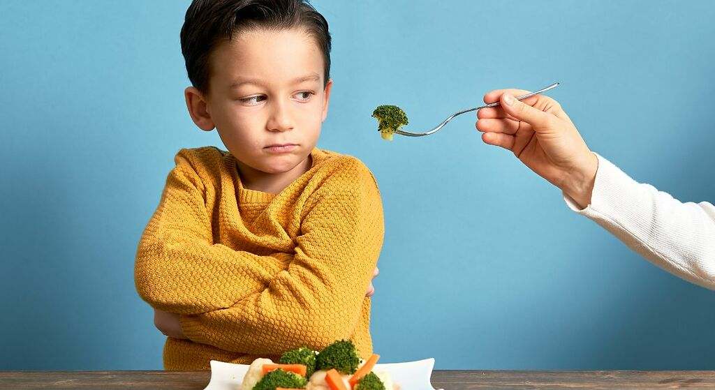 Qué significa el síndrome del plato limpio y por qué no deberías decirle a un niño que se acabe toda la comida