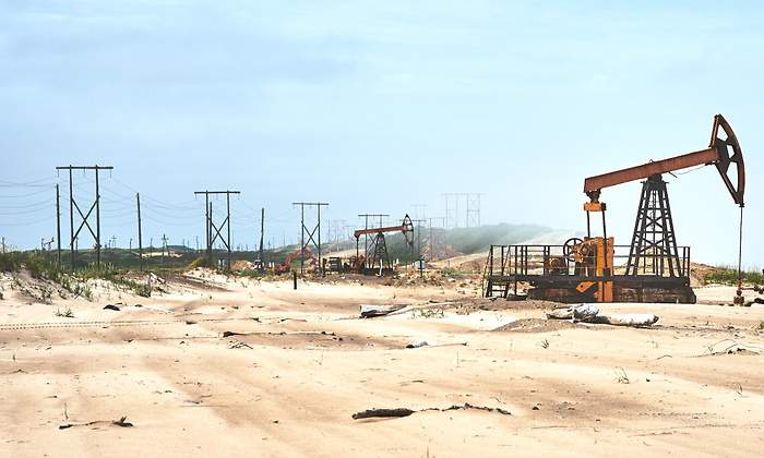 bomba-petroleo-desierto.jpg