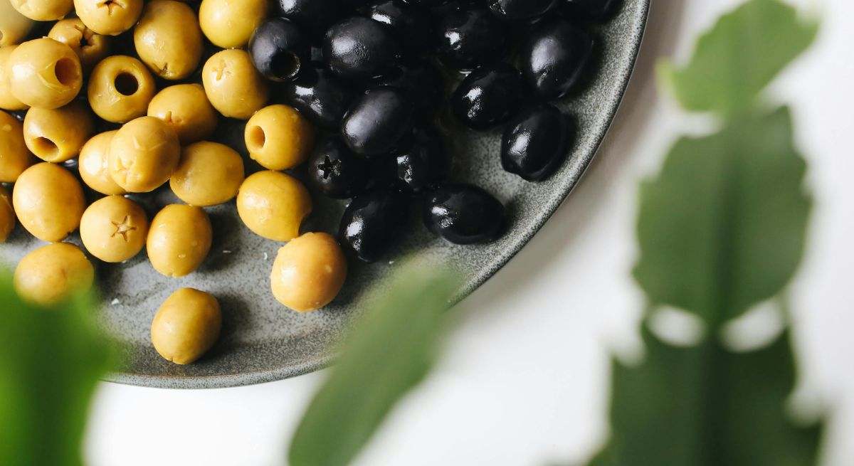 Deshuesar las aceitunas y cortar en dados la cebolla