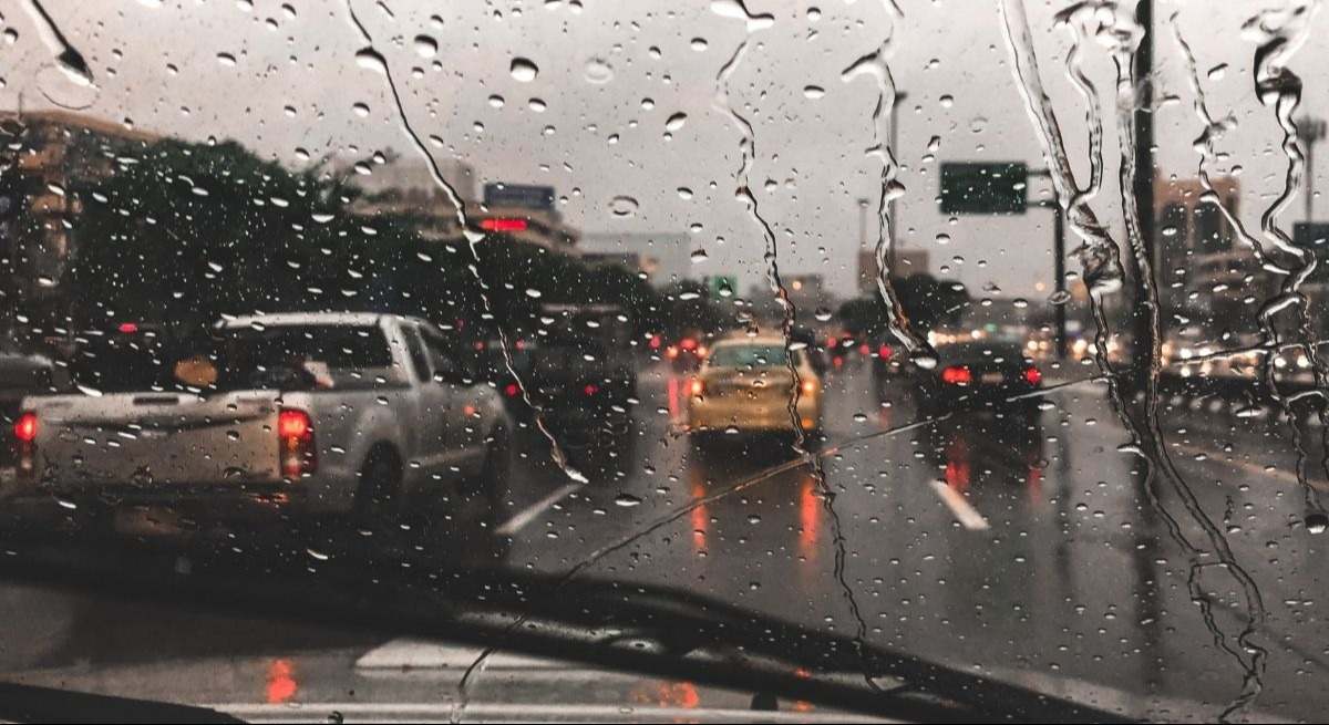 La DGT pide a los conductores que extremen la precaución en carretera este fin de semana:  Avisos de nivel naranja por tormentas en varios puntos del país 
