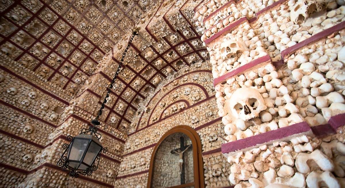 La capilla hecha de esqueletos que todo el mundo debería visitar al menos una vez en la vida a tan solo 1 hora de España