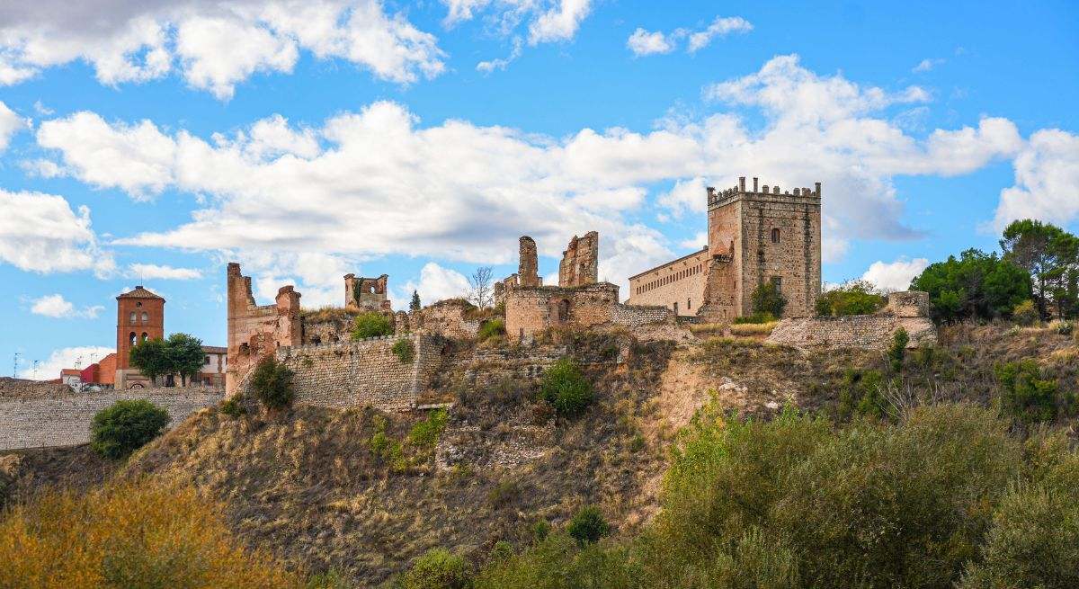 Ni Tembleque ni Oropesa: este pueblo de Toledo guarda un castillo medieval con defensas únicas que ya puedes visitar