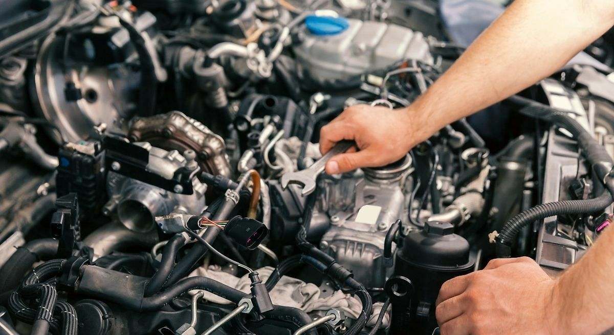 Pocos conductores lo revisan: esta pequeña pieza de tu coche aumenta el consumo de combustible hasta en un 30% y ni te enteras