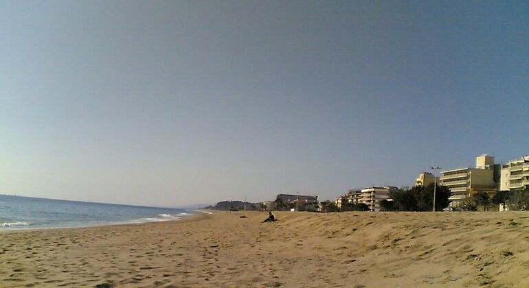 Playa con edificios a lo lejos