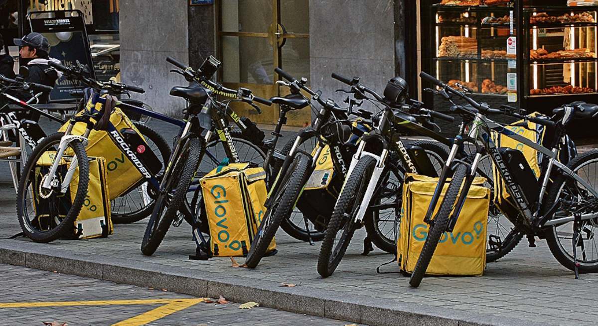 La dueña de Glovo prevé elevar un 50% sus resultados este año pese a la avalancha de multas