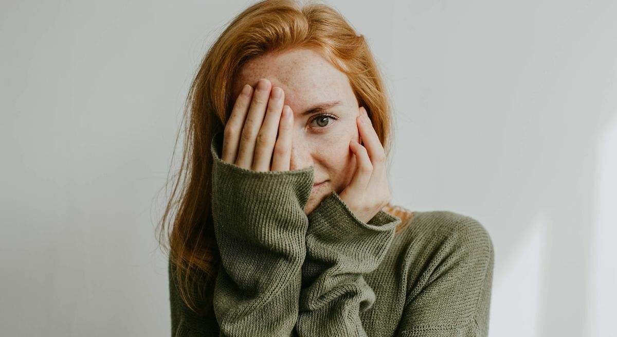Qué son las "moscas volantes" de los ojos, unas molestas figuras que "acompañan tu mirada"