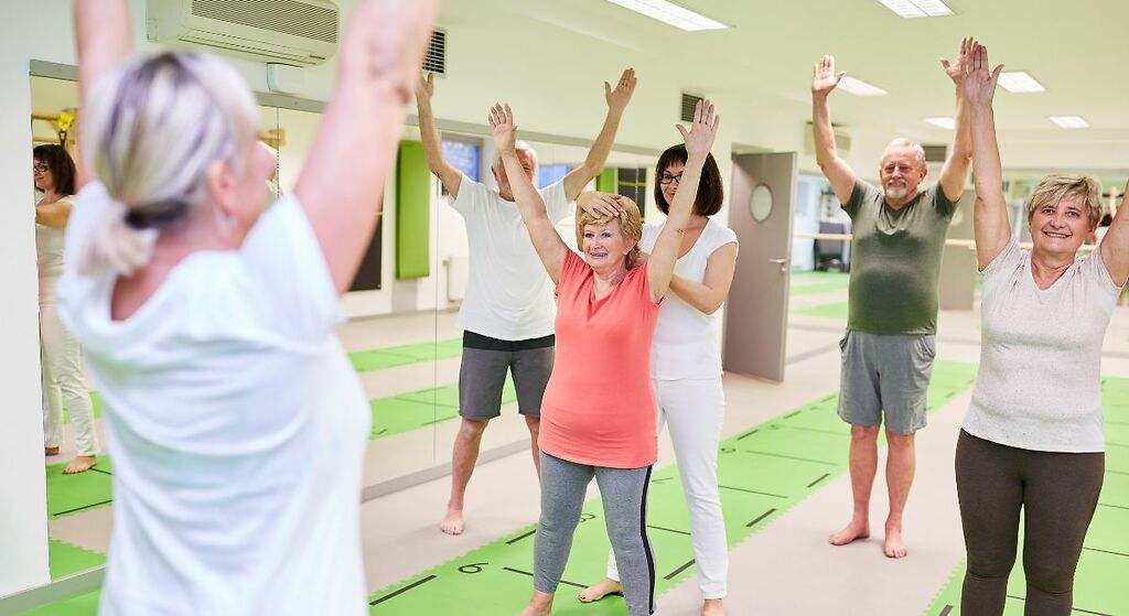 El mejor ejercicio para mayores de 60 años que cuida tus rodillas sin apenas esfuerzo