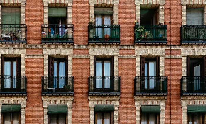 balcones-edificio-viviendas-dreamstime.jpg