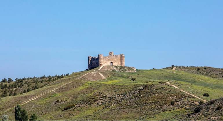 Una pintoresca colina en el municipio de Villaescusa de Haro con el castillo abandonado de Haro encaramado en la cima.