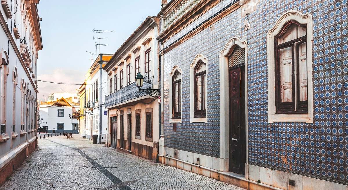 Al lado de España