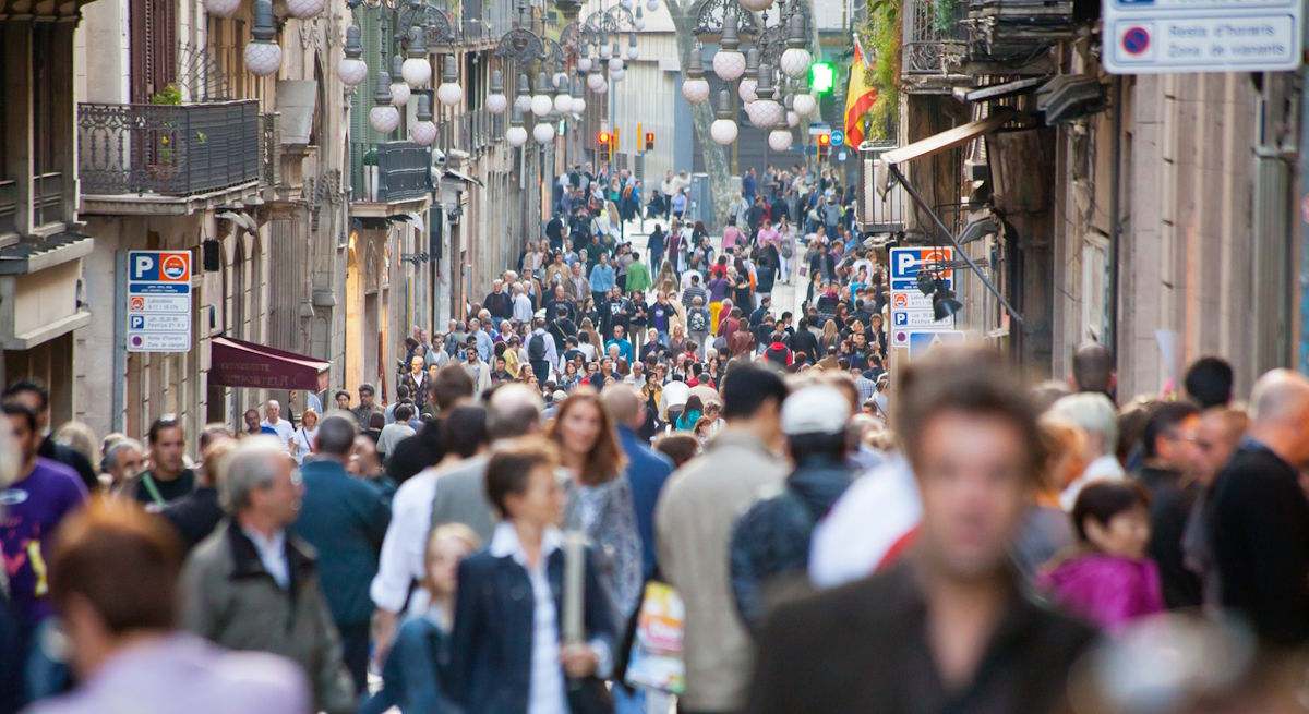 El experimento en España de dar una 'paga' de 1.300 euros tiene un efecto devastador en el mercado laboral y otro positivo