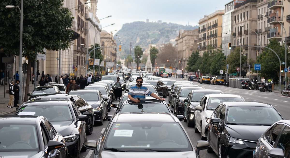 El PSC castiga a Uber y Cabify con una reserva previa de 6 horas en la nueva ley catalana de VTC