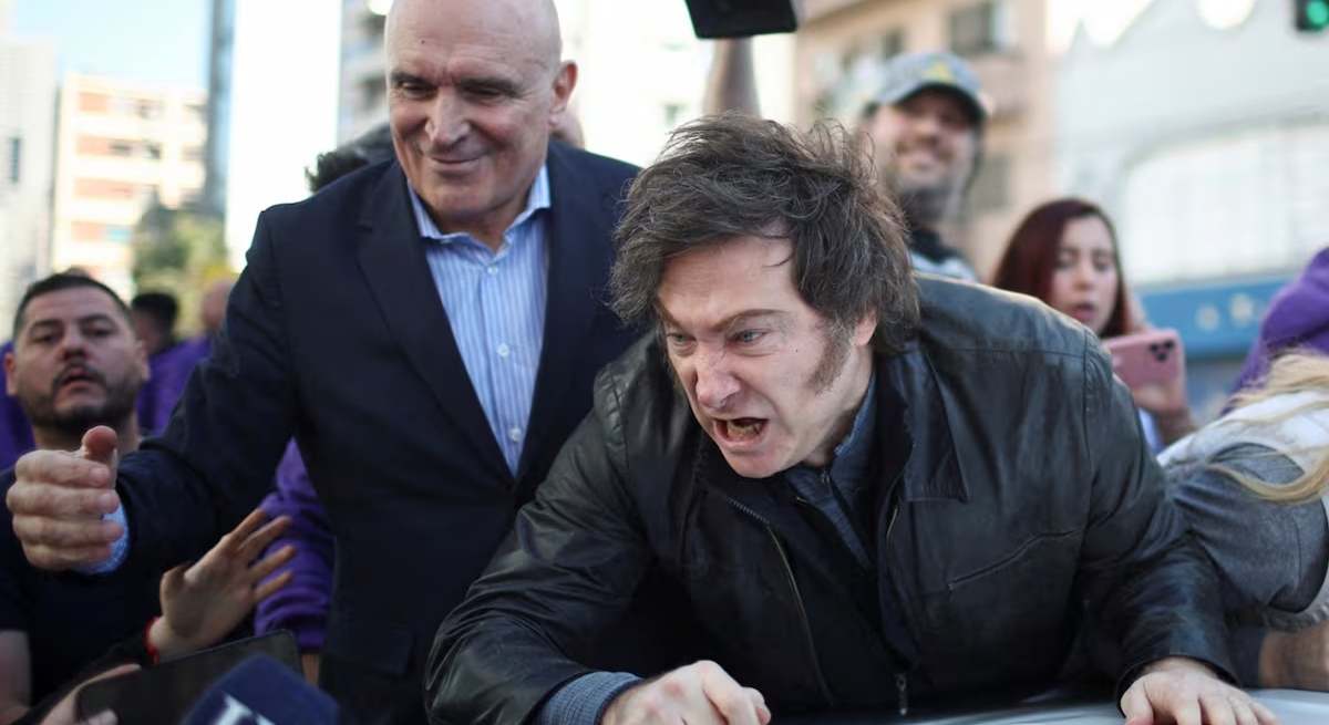Milei, vaya veranito: le salpica la corrupción, pierde confianza del electorado y le apedrean en un acto